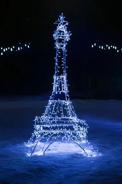 Kopia av Eiffeltornet dekorerad med garland — Stockfoto