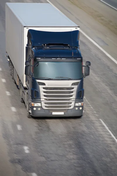 Vrachtwagen beweegt op de snelweg — Stockfoto