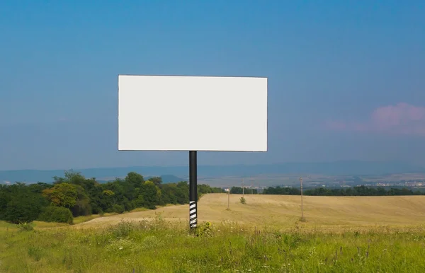 Billboard w pobliżu drogi z nieba — Zdjęcie stockowe