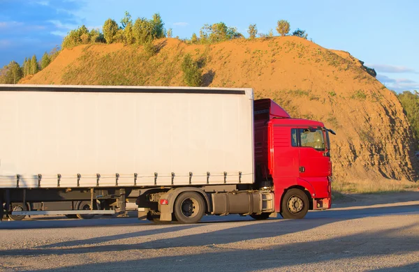 Camion en montagne sur l'autoroute — Photo