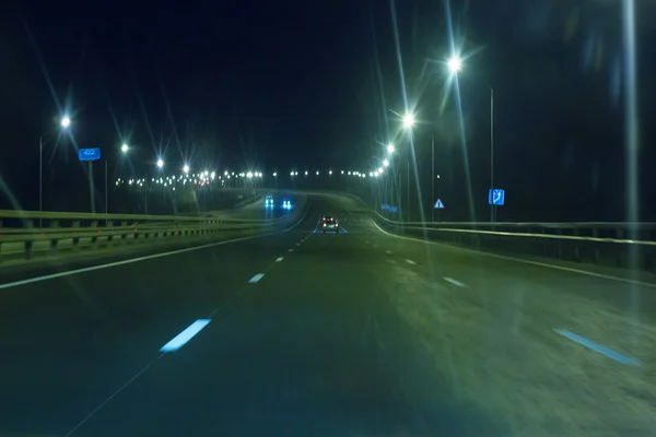 Autoroute de nuit avec des voitures en mouvement — Photo