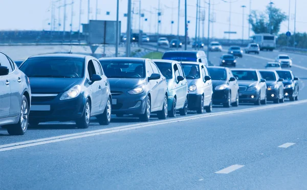 在城市中的城市道路上果酱 — 图库照片