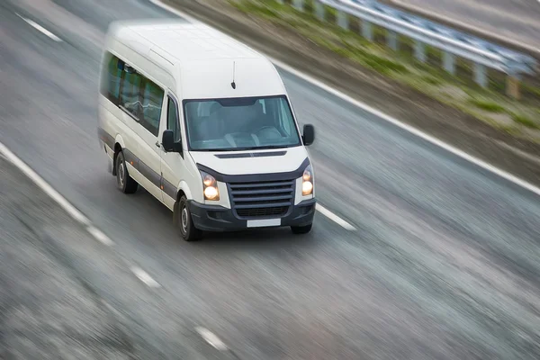 Autobus jedzie na autostradzie — Zdjęcie stockowe