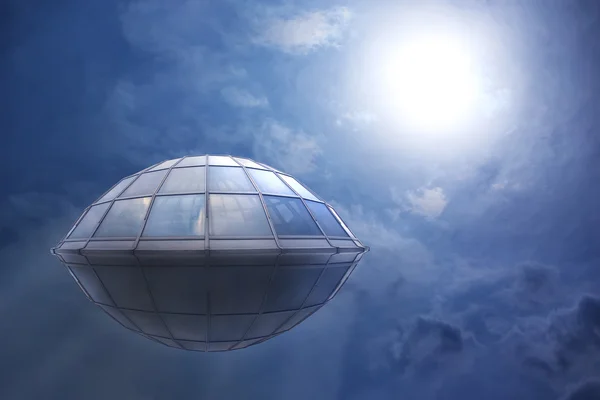 Ufo fliegt in den bewölkten Himmel — Stockfoto