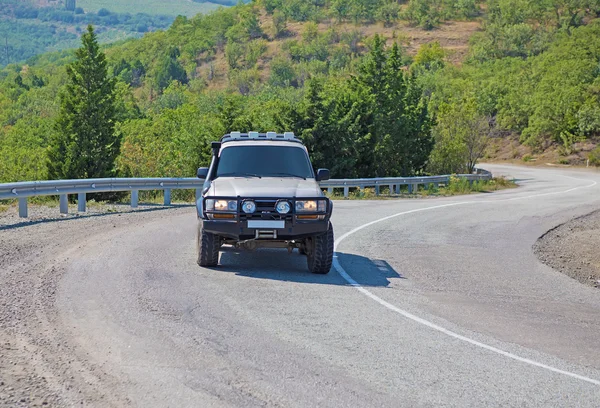 SUV goes on the way to the Crimea — Stock Photo, Image