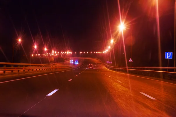 Ночное шоссе с движущимися автомобилями — стоковое фото