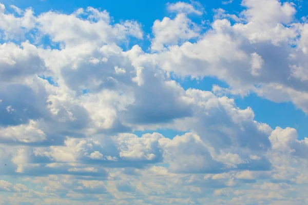 Blauwe hemel met wolken sluiten de zon — Stockfoto