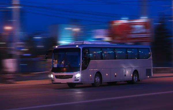 Az éjszakai busz mozog — Stock Fotó