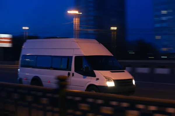 Minibus moves down the street at night — Stock Photo, Image