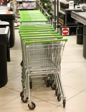 süpermarkette alışveriş arabaları