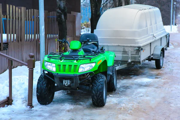 ATV com reboque no inverno — Fotografia de Stock