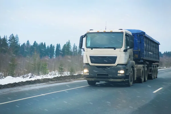 Vrachtwagen gaat winter onderweg — Stockfoto