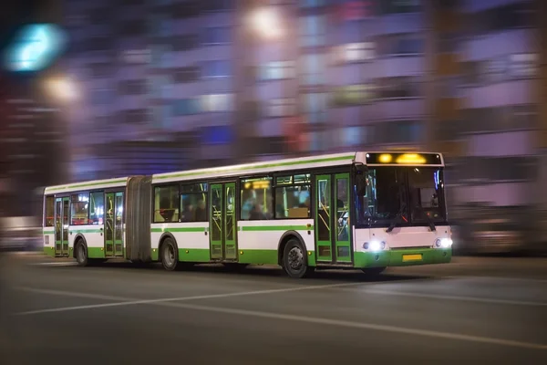 Autobus se pohybuje v noci — Stock fotografie