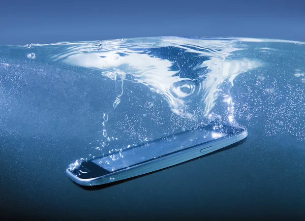 Смартфон, бросили в воду — стоковое фото
