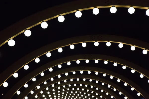 Деревянные арки со сферическими светильниками — стоковое фото