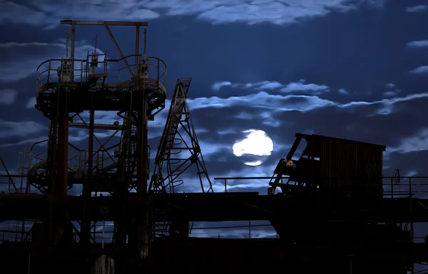 Vieja fábrica por la noche —  Fotos de Stock