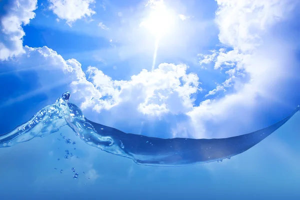 Blue sky and transparent water — Stock Photo, Image