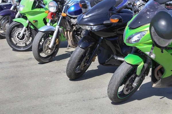 Motocicletas no estacionamento — Fotografia de Stock