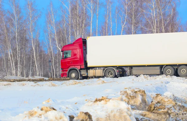 Vrachtwagen gaat op winter sneeuw snelweg — Stockfoto