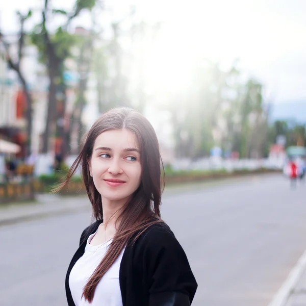 Hübsches Mädchen auf der Straße — Stockfoto