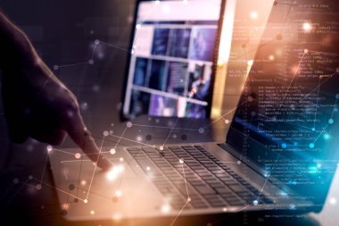 Önde gelen web geliştiricisi dizüstü bilgisayardaki web sitesi için programlama kodunu giriyor. ortam arka planını karıştır