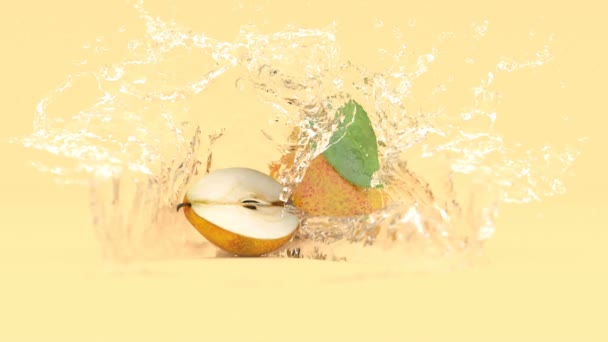 Pera Sobre Fondo Amarillo Salpicaduras Agua Animación — Vídeo de stock