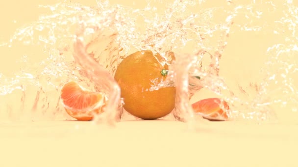 Mandarină Fundal Galben Stropi Apă Animație — Videoclip de stoc