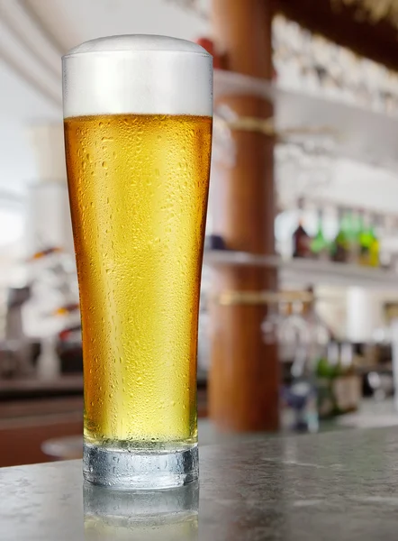 Copo de cerveja leve em um pub . — Fotografia de Stock