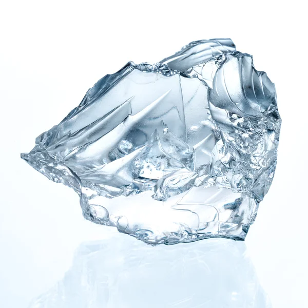 Cubo de hielo aislado en blanco. —  Fotos de Stock