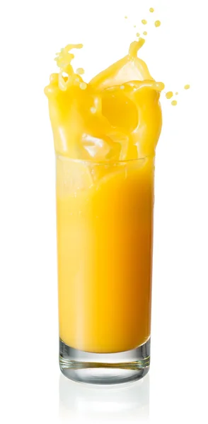 Sumo de laranja em um copo no fundo branco. Com salpicos — Fotografia de Stock