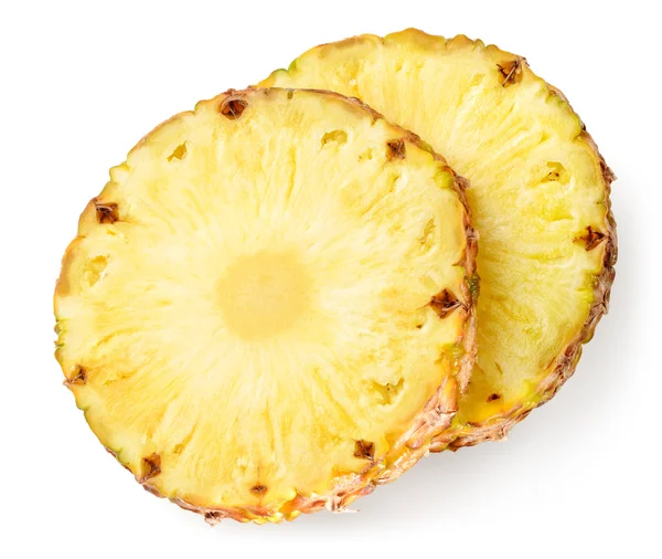 Ananas plakjes geïsoleerd op witte achtergrond — Stockfoto