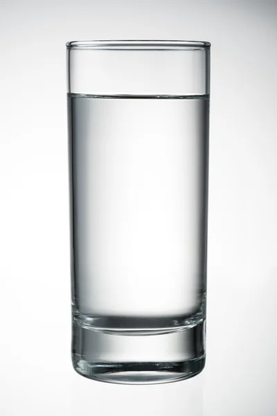 Waterglas geïsoleerd. Met uitknippad — Stockfoto