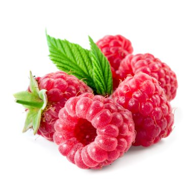 Beyaz arkaplanda yalıtılmış ahududu