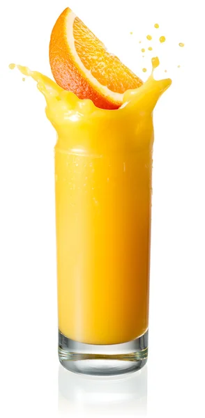Sumo de laranja com fatia de laranja isolada em branco — Fotografia de Stock