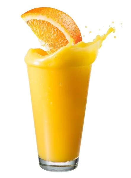 Sumo de laranja com salpicos e fatia de fruta isolada sobre branco — Fotografia de Stock