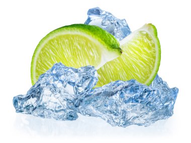 Beyaz arka planda buzlu kireç meyvesi