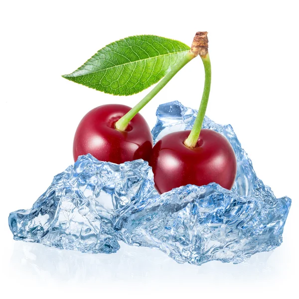 Cherry med is isolerad på vit bakgrund — Stockfoto