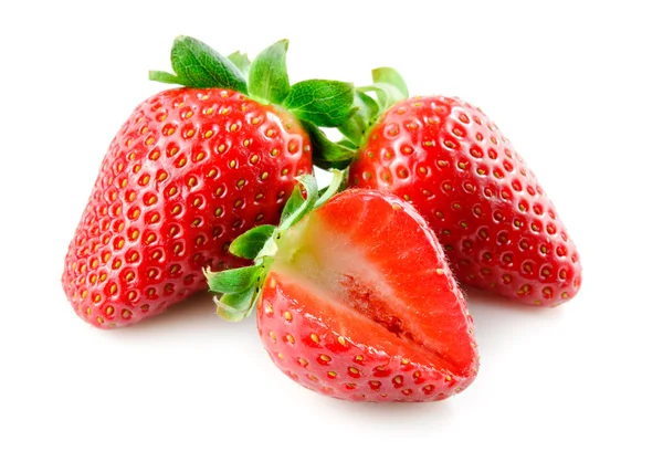 イチゴ。白い背景の上の切口と果実. — ストック写真