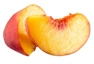 Beyaz arka plan üzerinde izole şeftali dilimleri