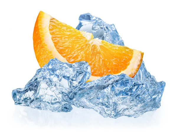Fruta laranja com gelo isolado sobre fundo branco — Fotografia de Stock
