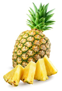 Beyaz üzerinde dilimleri olan ananas.