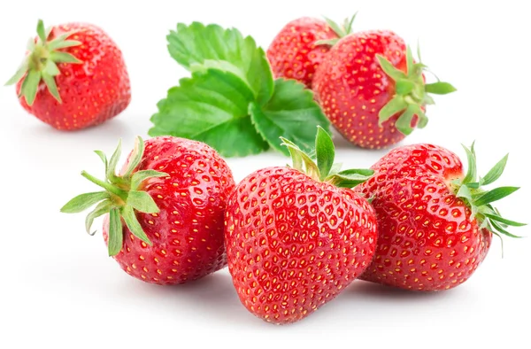 Erdbeeren Mit Blättern Isoliert Auf Weißem Hintergrund — Stockfoto