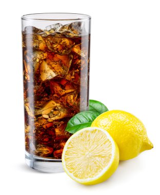 Limonlu kola bardağı beyaza izole edilmiş..
