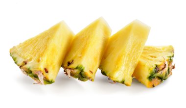 ananas dilimleri üzerinde beyaz izole