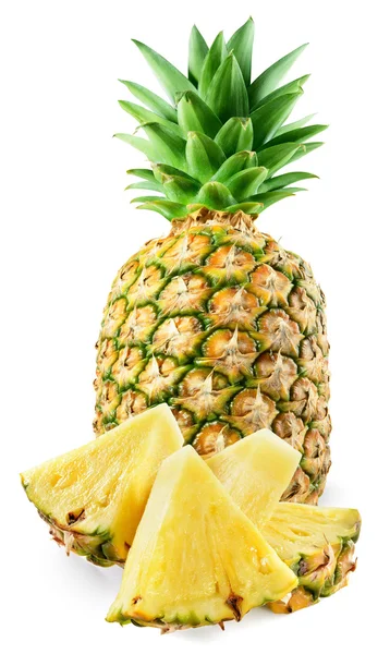 Verse ananas met plakjes geïsoleerd op wit — Stockfoto
