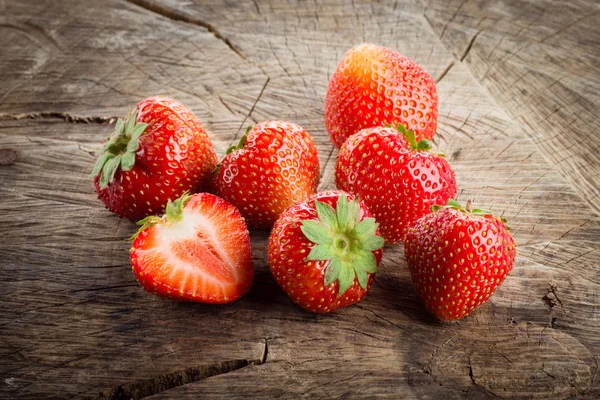 Fresas orgánicas frescas sobre madera —  Fotos de Stock