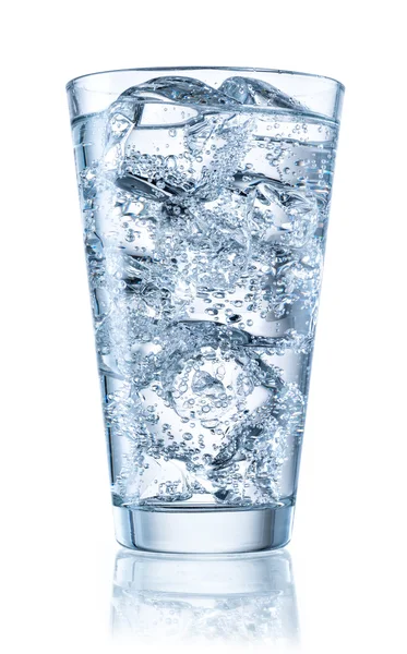 Glas mineraalwater met ijs. Met uitknippad — Stockfoto