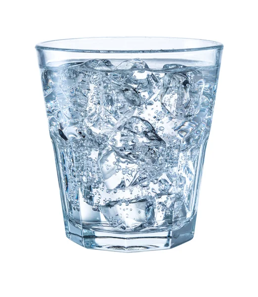 Vaso de agua mineral carbonatada con hielo. Con camino de recorte — Foto de Stock