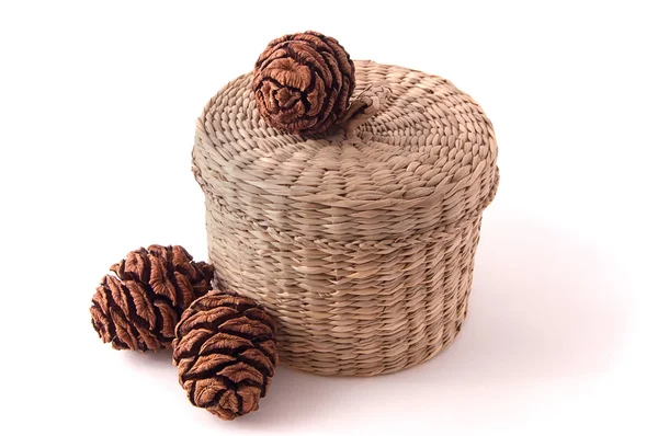 çam kozalakları sepeti