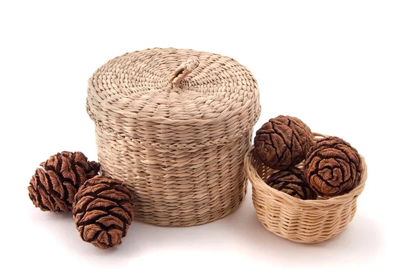 Çam kozalakları ile sepetleri